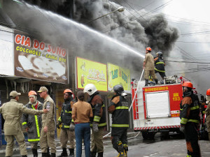 Incêndio atingiu pelo menos duas lojas do Centro, segundo Bombeiros (Foto: Evenilson Santana)