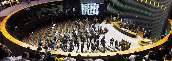 Câmara aprova urgência e adia para hoje votação da minirreforma política