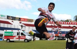  Aloísio marcou os três gols do São Paulo, sendo dois de pênaltis, e comemorou com voadora.(Rubens Chiri/Site Oficial SPFC) 