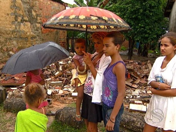 Casa desaba após fortes chuvas em São Cristóvão