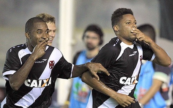Vasco vence o Inter e sai da zona de rebaixamento do Brasileirão