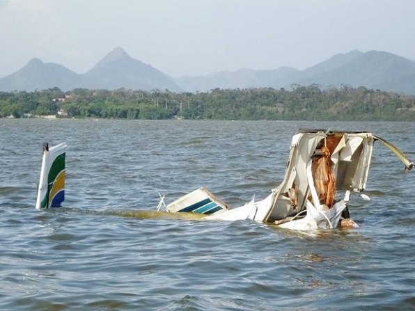  Duas pessoas morrem após queda de avião em lagoa no Rio de Janeiro