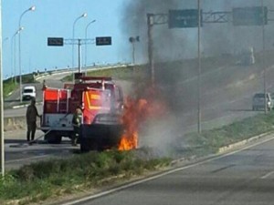 Veículo foi completamente tomado pelas chamas (Foto: Reprodução/Alex Carvalho)