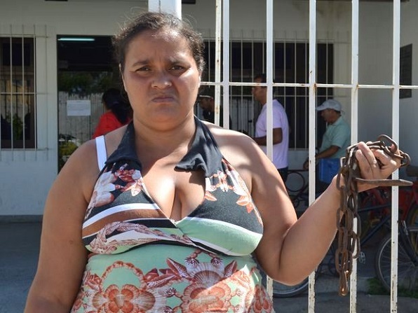 Mulher se acorrenta em protesto ao corte do Bolsa Família em Aracaju