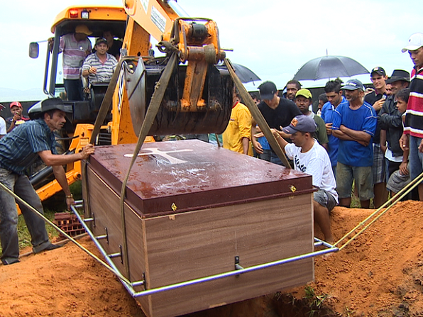 Homem de 350 kg é sepultado com ajuda de trator em Campo do Brito, SE