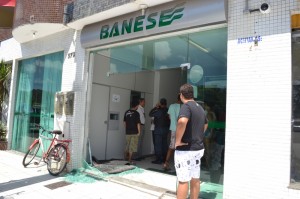 Ponto Banese é atingido por carro (Foto: Portal Infonet)