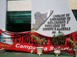 Petroleiros entraram em greve contra leilão e pediram reajuste em Sergipe (Foto: Marina Fontenele/G1)