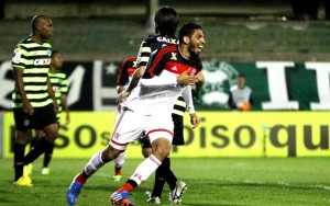 Wallace comemora o segundo gol da vitória no temido Couto Pereira (Foto: Joka Madruga/Agência Estado)
