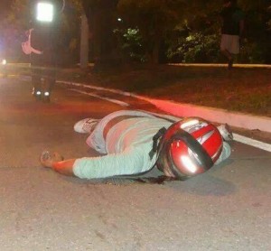  Motociclista morre após moto bater contra árvore na AVenida Antonio Alves, na Atalaia. (Foto: Istó é Sergipe)