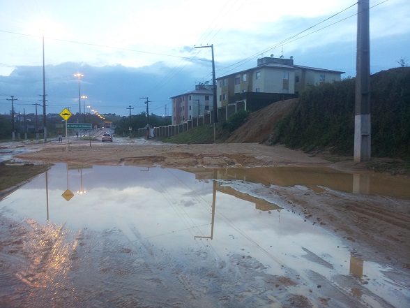 Chuva causa destruição e deixa ruas alagadas em vários pontos da capital