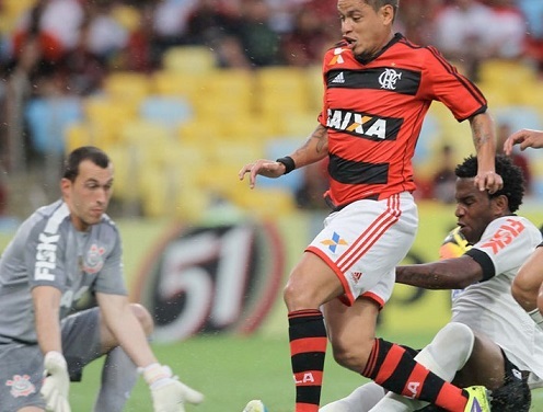 Flamengo bate lento Corinthians e escapa do risco de rebaixamento
