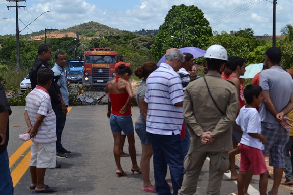 Revoltados com descaso do poder público, moradores de São Cristóvão fecham Rodovia Lourival Batista