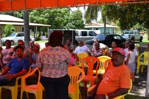 Prefeita se reúne com moradores para discutir abastecimento de água na Caueira. (Foto: Ascom/PMI)