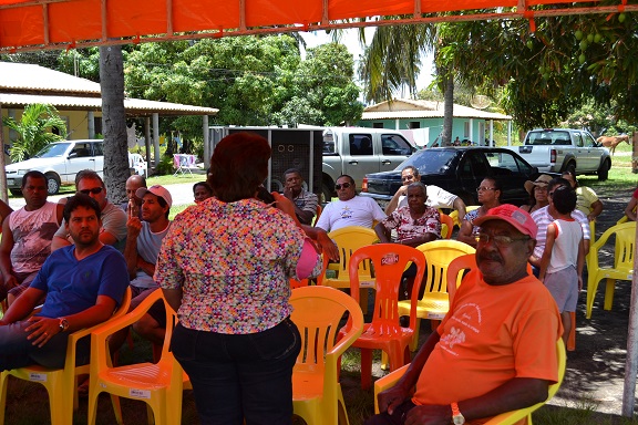 Prefeita de Itaporanga se reúne com moradores para discutir abastecimento de água na Caueira