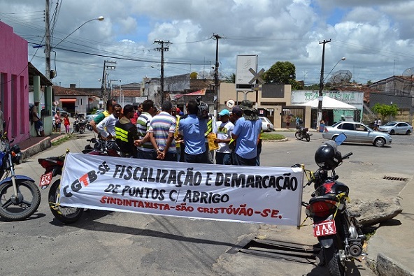 Mototaxistas realizam protesto contra a clandestinidade em São Cristóvão
