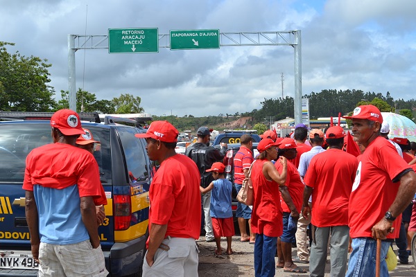 Manifestantes bloqueiam a BR 101 em Itaporanga