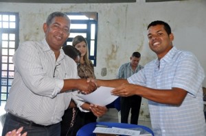 Douglas Santana recebendo o Certificado das mãos do vice-prefeito Jorge Santos. (Divulgação)