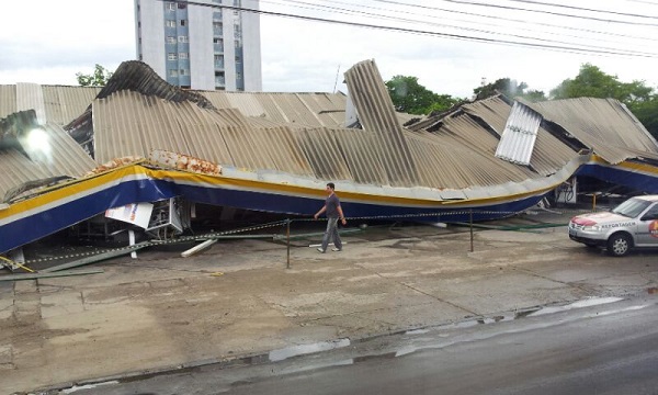  Ventos fortes derruba teto do Posto São Paulo, em Aracaju