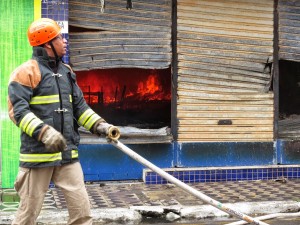 Destruição foi tão grande que impossibilitou a descoberta da causa. ( Foto: Evenilson Santana) 