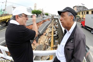 Logo no início da manhã, o prefeito João Alves Filho e o secretário Luiz Durval visitaram os locais mais afetados (Foto: André Moreira)