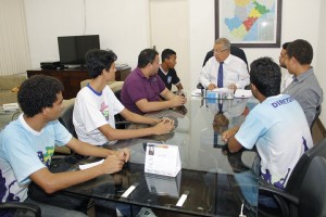 Governador em exercício esteve com líderes estudantis para tratar da reforma da Escola Estadual Olavo Bilac, que já deveria estar concluída, mas a empresa que venceu a licitação a abandonou.(Foto: Victor Ribeiro/ASN)