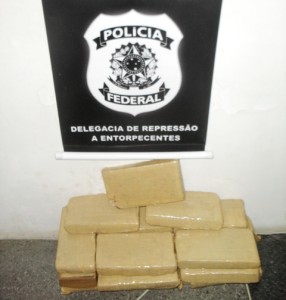  Na noite da última sexta-feira, dia 08 de novembro, policiais federais prenderam em flagrante o passageiro VALMIR ANDRÉ DA SILVA, 32 anos, transportando 20 kg de maconha. (Foto: PF/SE)