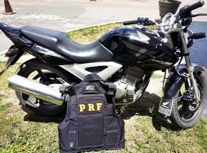  Motocicleta roubada foi recuperada em Itabaiana.(Divulgação/PRF)