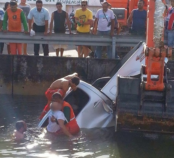  Homem perde controle da direção, carro cai em canal e ele morre em Aracaju