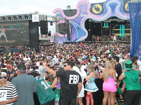 Festa temática reúne mais de 20 mil pessoas fantasiadas em Aracaju