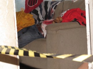 Vítima caiu morta no sofá da sogra. (Foto: Sergipe é Notícia)