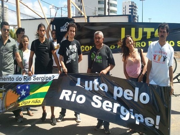 Integrantes de movimento ecológico protestam na Beira Mar em Aracaju