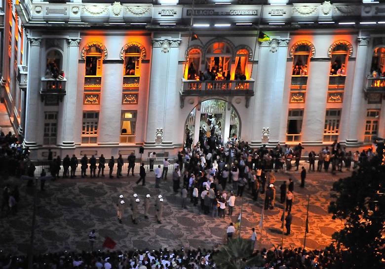 Comoção popular marca a chegada do corpo de Déda ao Palácio-Museu