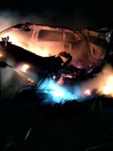 O impacto foi tão violento que o carro pequeno foi partido ao meio e caçamba tombou no acostamento.( Foto: Vagner Teixeira)