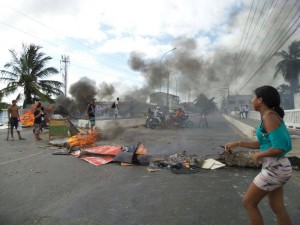 Os moradores do Pantanal ateiam fogo em pedaços de madeira e entulhos na cabeceira da ponte do São Conrado. (Foto: Marcos Couto)