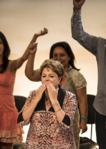  A presidente Dilma Rousseff manda beijo durante o 13º Congresso Nacional do PCdoB, em Brasília, em novembro; aprovação do governo subiu.(Foto: Eduardo Anizelli/Folhapress)