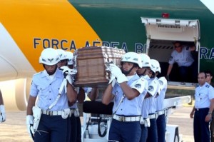  Chegada do corpo do governador de Sergipe, Marcelo Déda, para cerimônia de cremação em Salvador(Foto: Manu Dias/GOVBA)