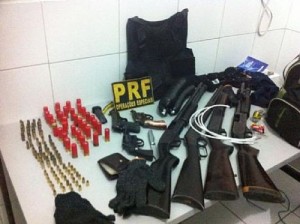 PRF apreende armas, explosivos e munições na BR 110. Divulgação/PRF/Al)