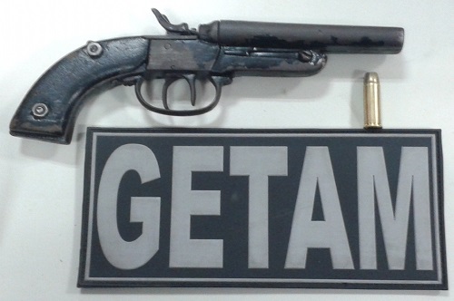 Arma e moto roubada são apreendidas pelo Getam