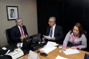 Jackson Barreto, o ministro da Saúde, Alexandre Padilha, e a secretária Joélia Silva / Foto: Roque de Sá