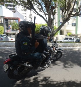 Polícia prende trio com drogas, munições e arma de fogo. (Divulgação/PM/SE)