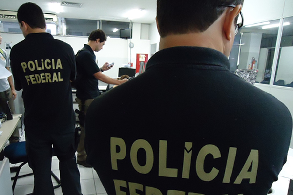 Polícia Federal faz operação de busca e apreensão na casa de Eduardo Cunha, em Brasília
