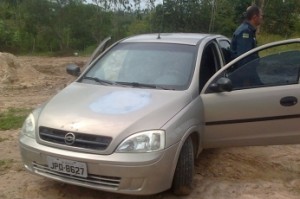 GM/Corsa Sedan Maxx, de cor bege e placas JPQ 8627.(Foto: 1ª Cia da PM/SE)