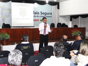   Delegado fez questão de ressaltar que não estava diante de criminosos, mas de cidadãos honestos e trabalhadores. (Foto: Reinaldo Gasparoni)