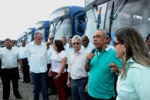 O prefeito João Alves entregou mais 30 ônibus e, agora, Aracaju possui uma das maiores frotas de ônibus novos do Brasil. (Foto: Sergio Silva)