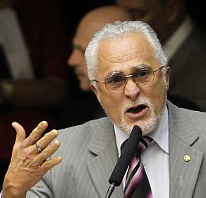 José Genoino renuncia ao mandato de deputado federal