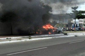 Veículo pegando fogo (Foto: Facebook Aracaju como eu Vejo/Vagner Teixeira)