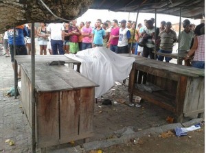 Homem é morto a golpes de faca em Areia Branca. (Foto: Luiz Daniel)