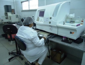  Responsável pela realização de mais de 850 mil exames em 2012, o laboratório do Huse é composto por modernos equipamentos.(Fotos: Ascom/SES)