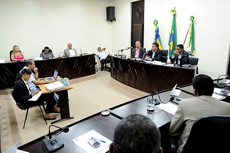 Ônibus quebra, bate em árvore e fere motorista e cobrador 