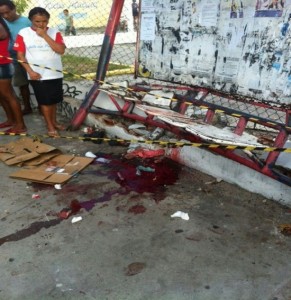 As marcas da violência ficaram no ponto de ônibus. Foto: Vagner Teixeira